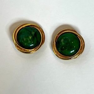 Vintage Gold Tone Round with Green Stone Center Clip On Earrings.